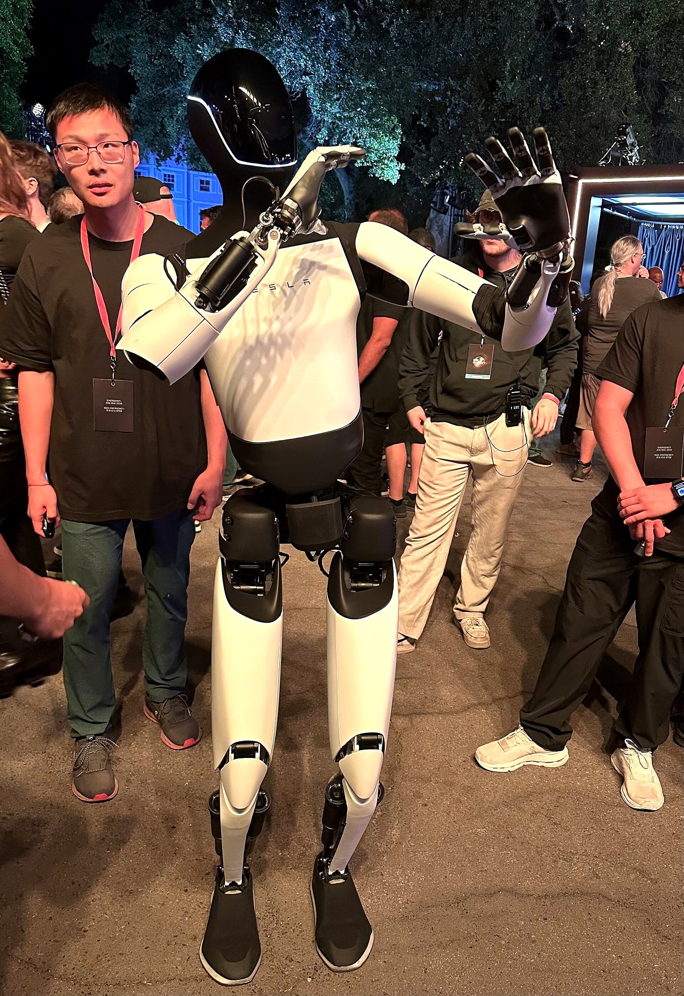 Humanoid robot with collaborative robotics engineer