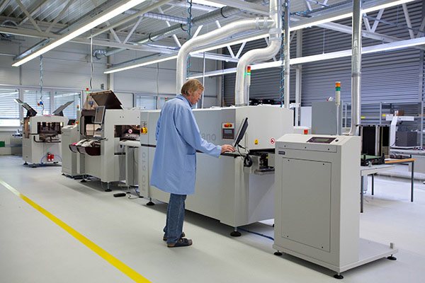 Electronics production line with SMT placement